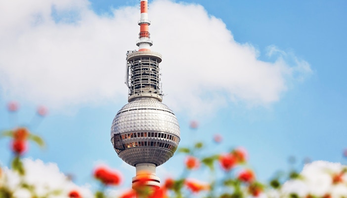 Berliner Fernsehturm Kugel und Antenne mit einer weißen Wolke im Hintergrund