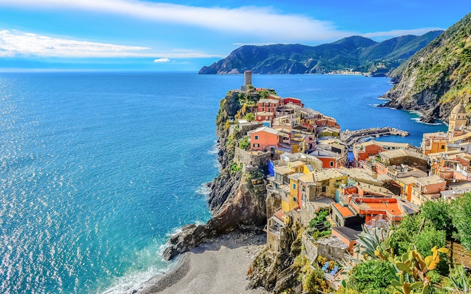 Colorful cliffside village of Vernazza overlooking the sea in Cinque Terre, Italy.