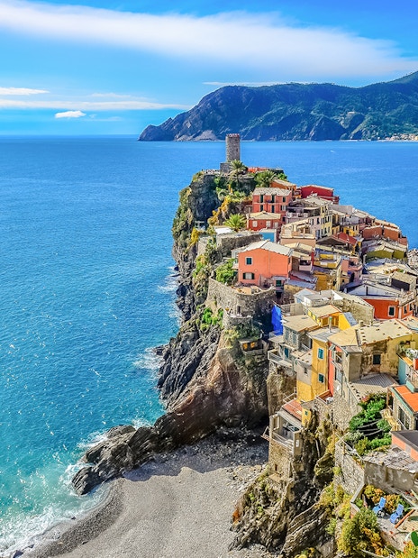 Colorful cliffside village of Vernazza overlooking the sea in Cinque Terre, Italy.
