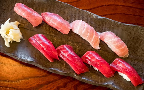 Sushi platter featuring tuna nigiri, part of the Keikyu Line day trip to Misaki Maguro.