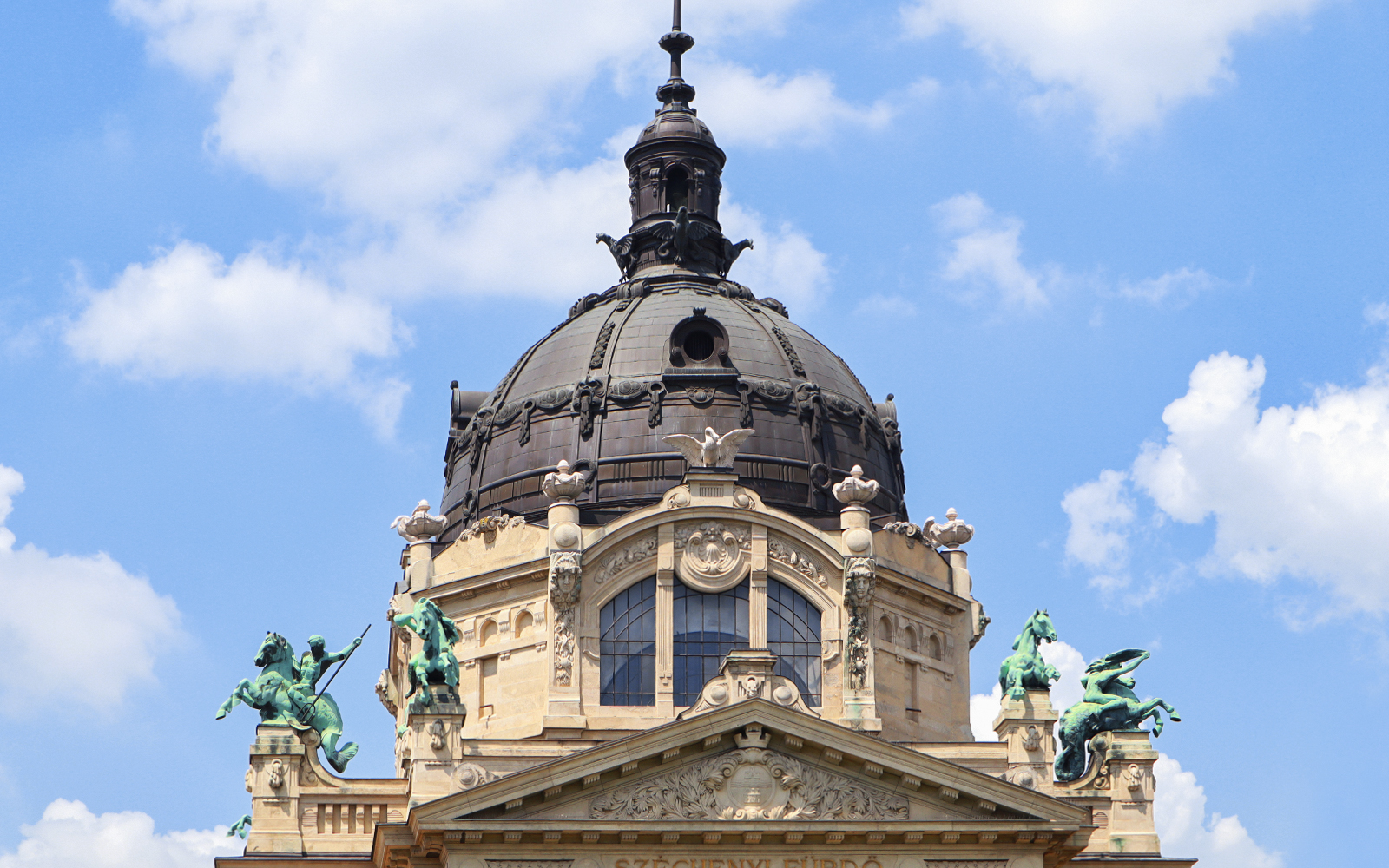 piscina termal al aire libre en el balneario szechenyi de budapest