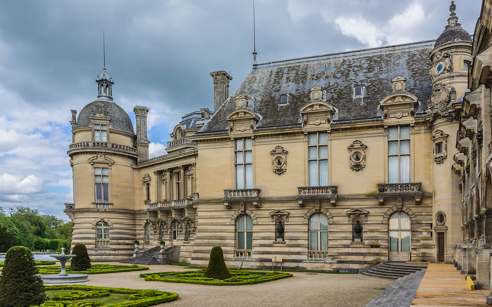 Chateau de Chantilly Architecture and Towers