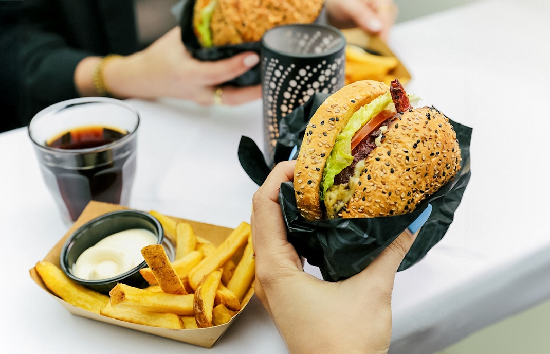 Belfast: Burger at Lion's Den Restaurant.