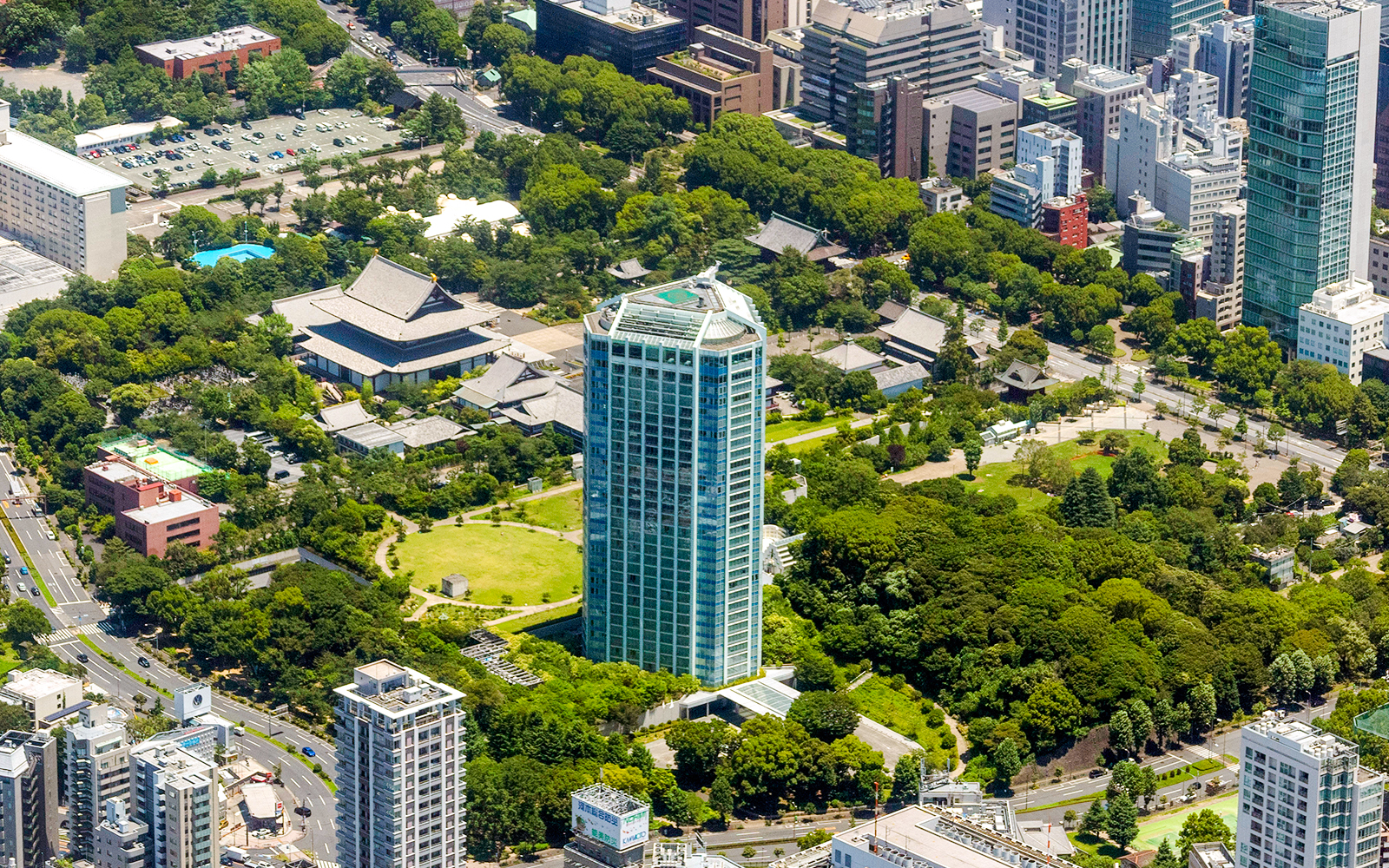 Aerial view of Shiba Park and skyscrapers in Minato Ward, Tokyo.