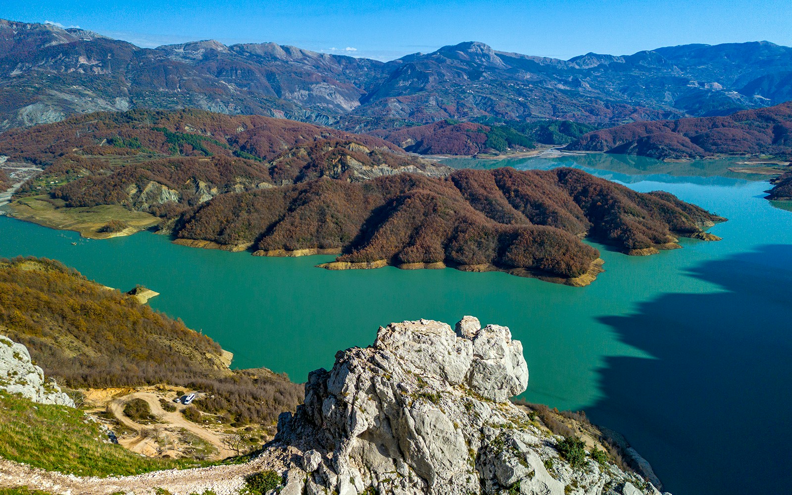 Guests enjoying the view of Bovilla Lake with surrounding mountains.
