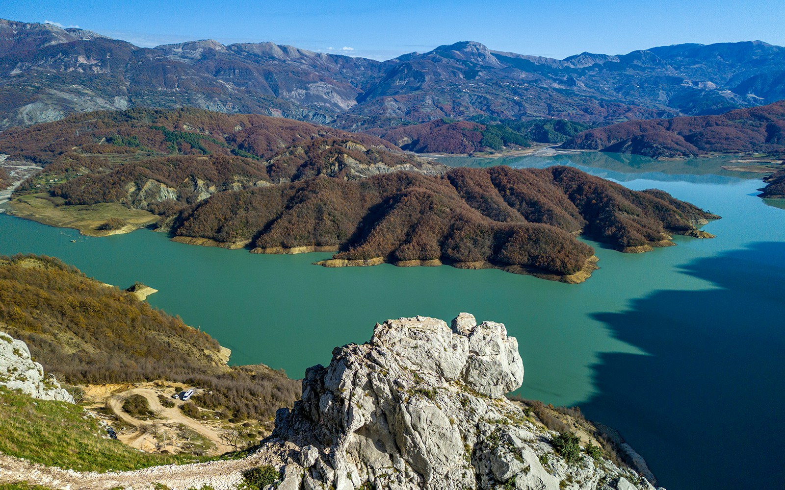 Guests enjoying the view of Bovilla Lake with surrounding mountains.