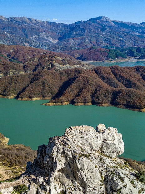 Guests enjoying the view of Bovilla Lake with surrounding mountains.