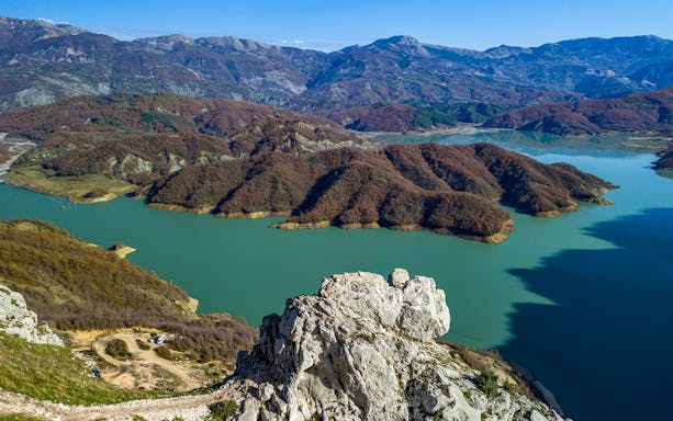 Guests enjoying the view of Bovilla Lake with surrounding mountains.