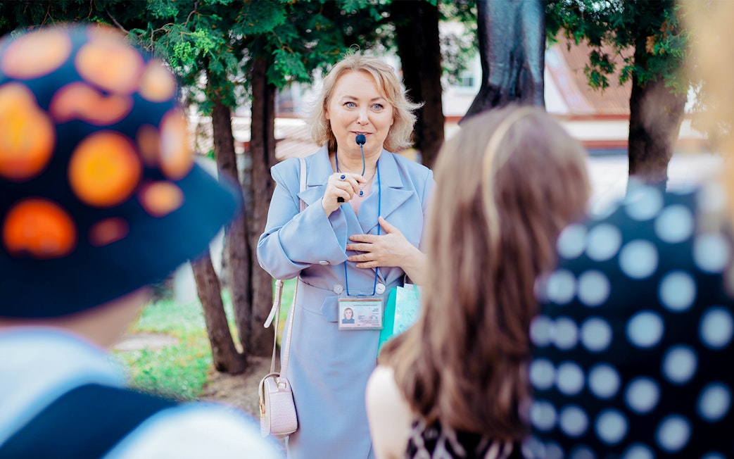 Guide speaking to tourists about the National Palace in Sintra.