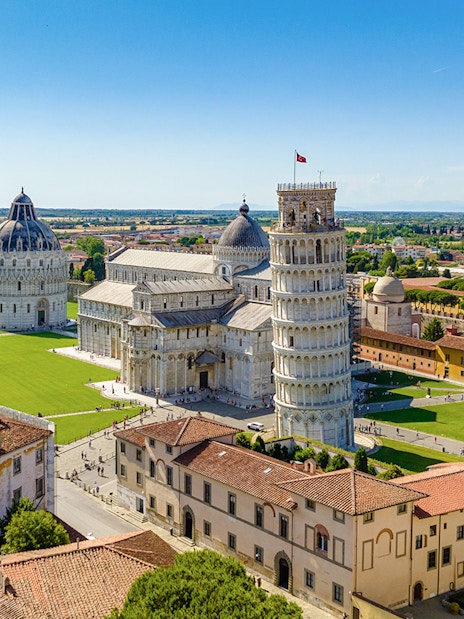 Aerial view of the Leaning Tower of Pisa and Pisa Cathedral, Italy, on a sunny day.
