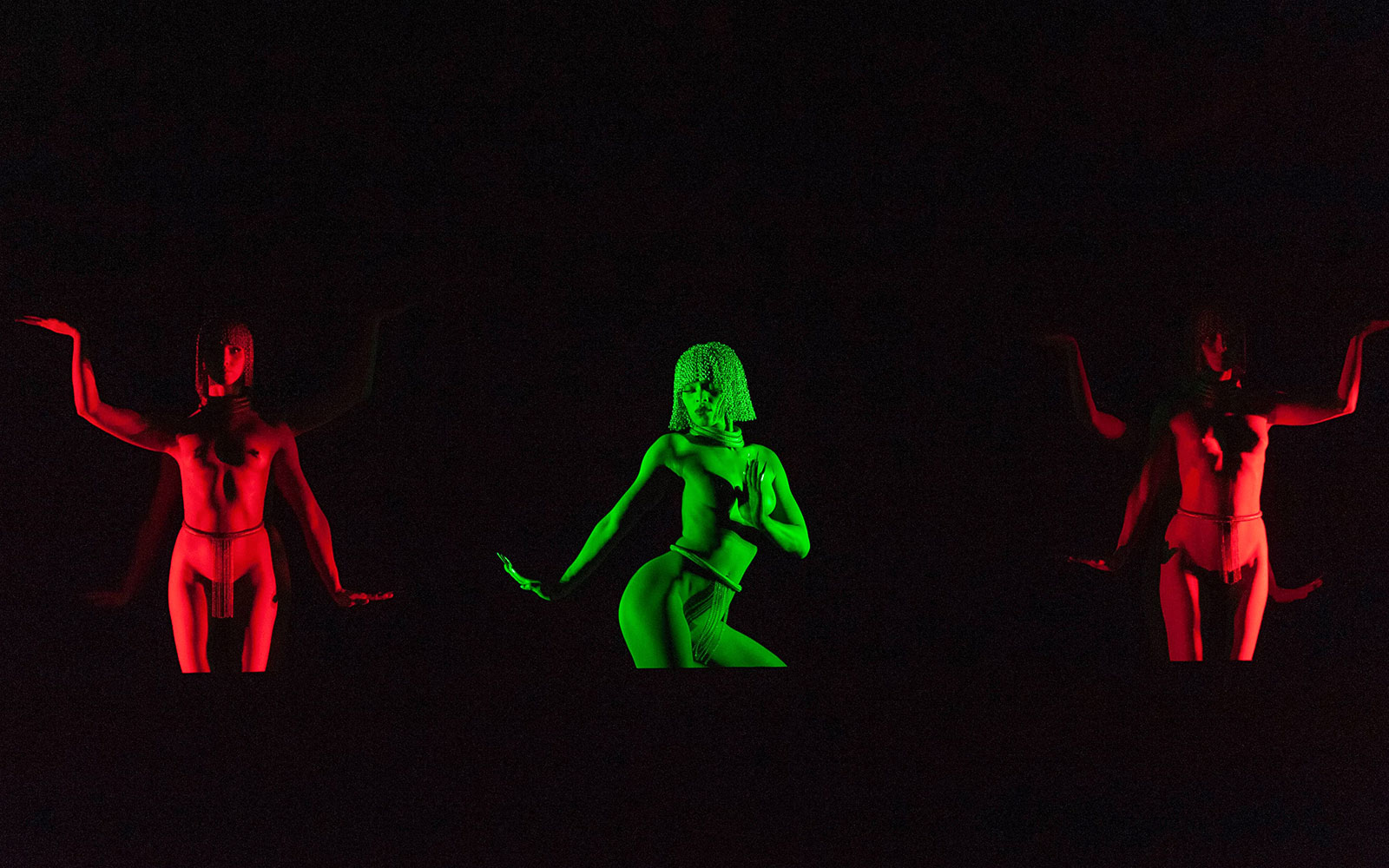 Tänzerinnen im Crazy Horse Paris mit grünen und roten Lichteffekten