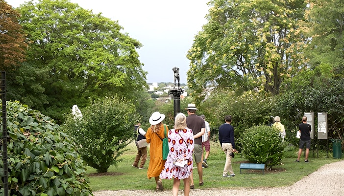 Private guide explaining a sculpture during an exclusive Rodin Museum tour in Paris