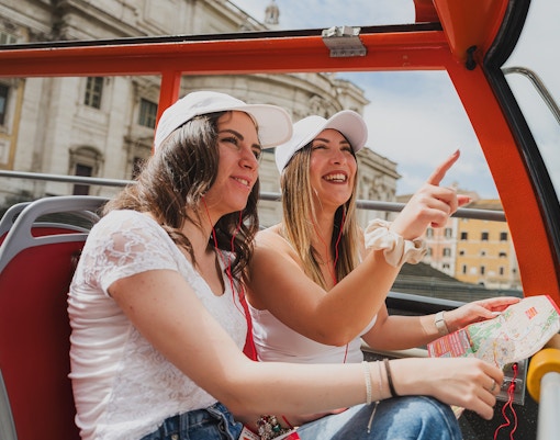 Touristes profitant du City Sightseeing 24/48/74-Hr Tour Hop-On Hop-Off Porto, passant devant les sites emblématiques dans un bus à toit ouvert.