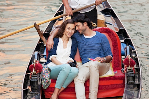 Paseo privado en góndola por el gran canal de Venecia