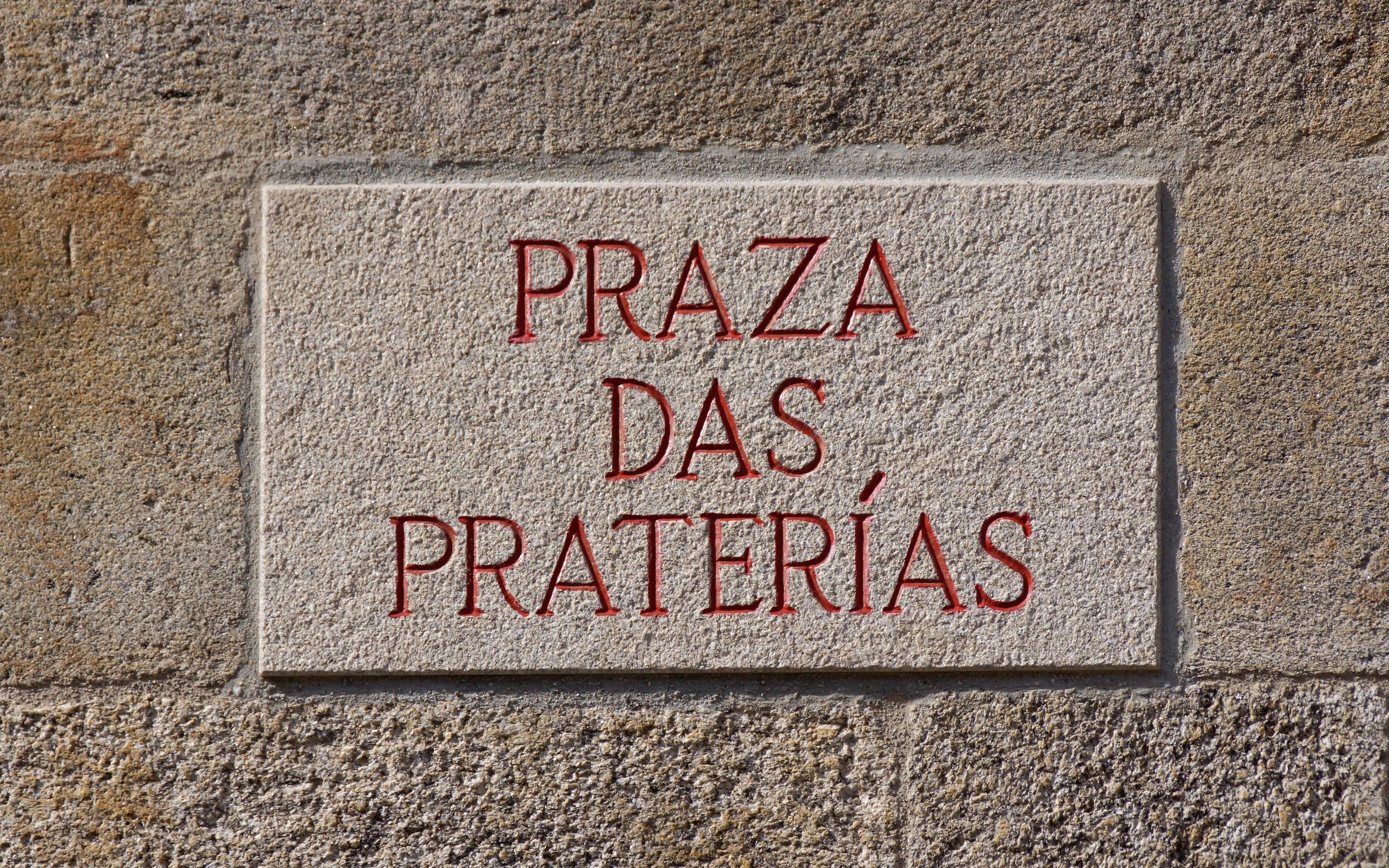 Plaque reading "Praza das Praterías" in Santiago de Compostela, Galicia.