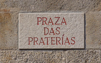Plaque reading "Praza das Praterías" in Santiago de Compostela, Galicia.