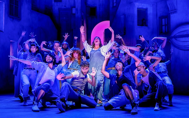 Performers on stage during MAMMA MIA! El Musical, with vibrant choreography and expressive poses.