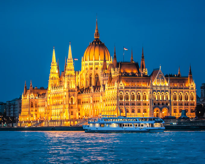 Budapest Danube River Evening Cruise with Unlimited Prosecco