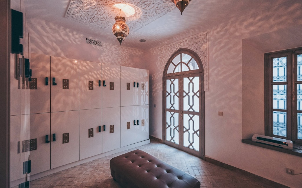 Luxurious steam hammam interior with ornate ceiling and lockers.