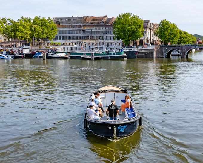 Amsterdam: 75-Minute Small Open Boat Canal Cruise