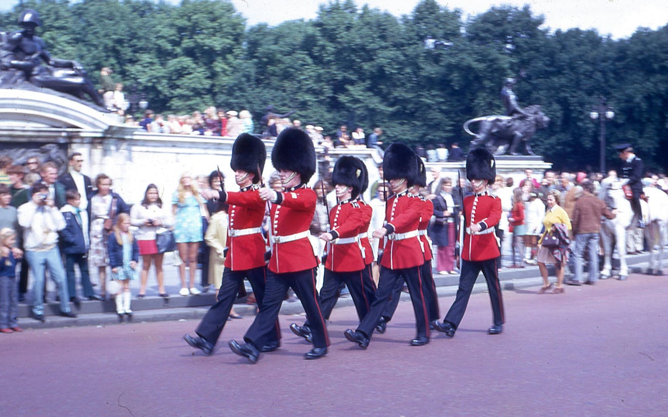 london small-group walking tour with changing of the guard ceremony-4