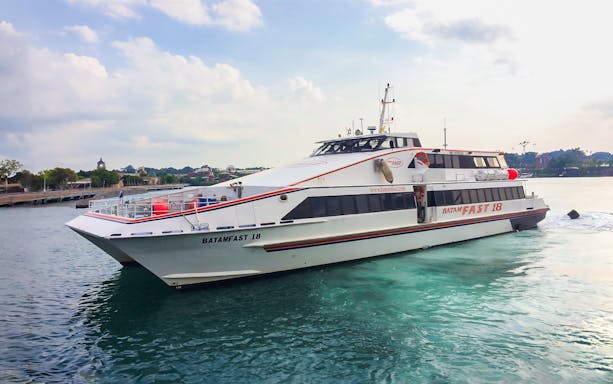 Batam Fast Ferry 18 departing from Singapore harbor.