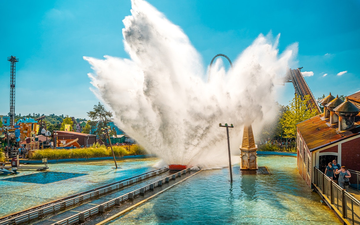 Tidal Wave Ride splash at Thorpe Park, large water plume in amusement area.