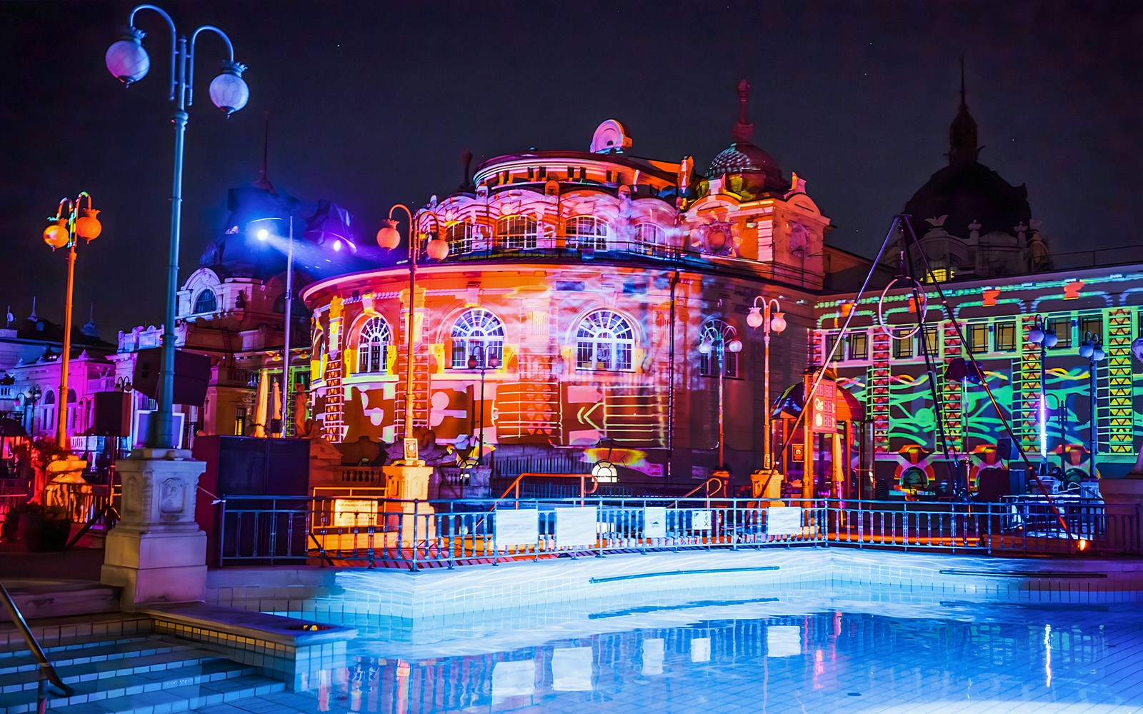 Széchenyi-Bad beleuchtet bei Nacht