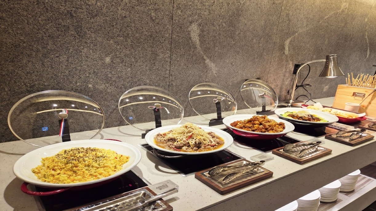 Buffet spread at Skyhub Lounge, Terminal 1, Incheon Airport, featuring various hot dishes.