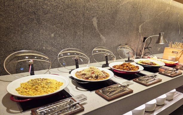 Buffet spread at Skyhub Lounge, Terminal 1, Incheon Airport, featuring various hot dishes.