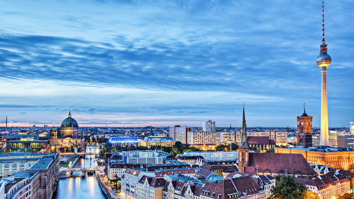 Berliner Innenstadt, die Spree und der Berliner Fernsehturm bei Abenddämmerung