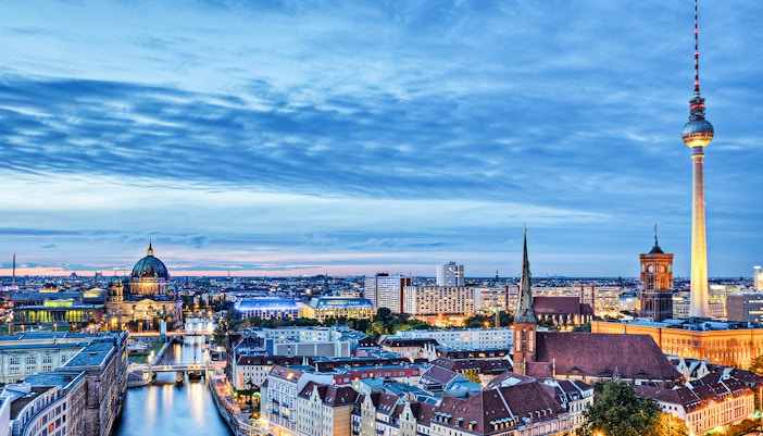 Berliner Innenstadt, Spree und Eiffelturm bei Nacht