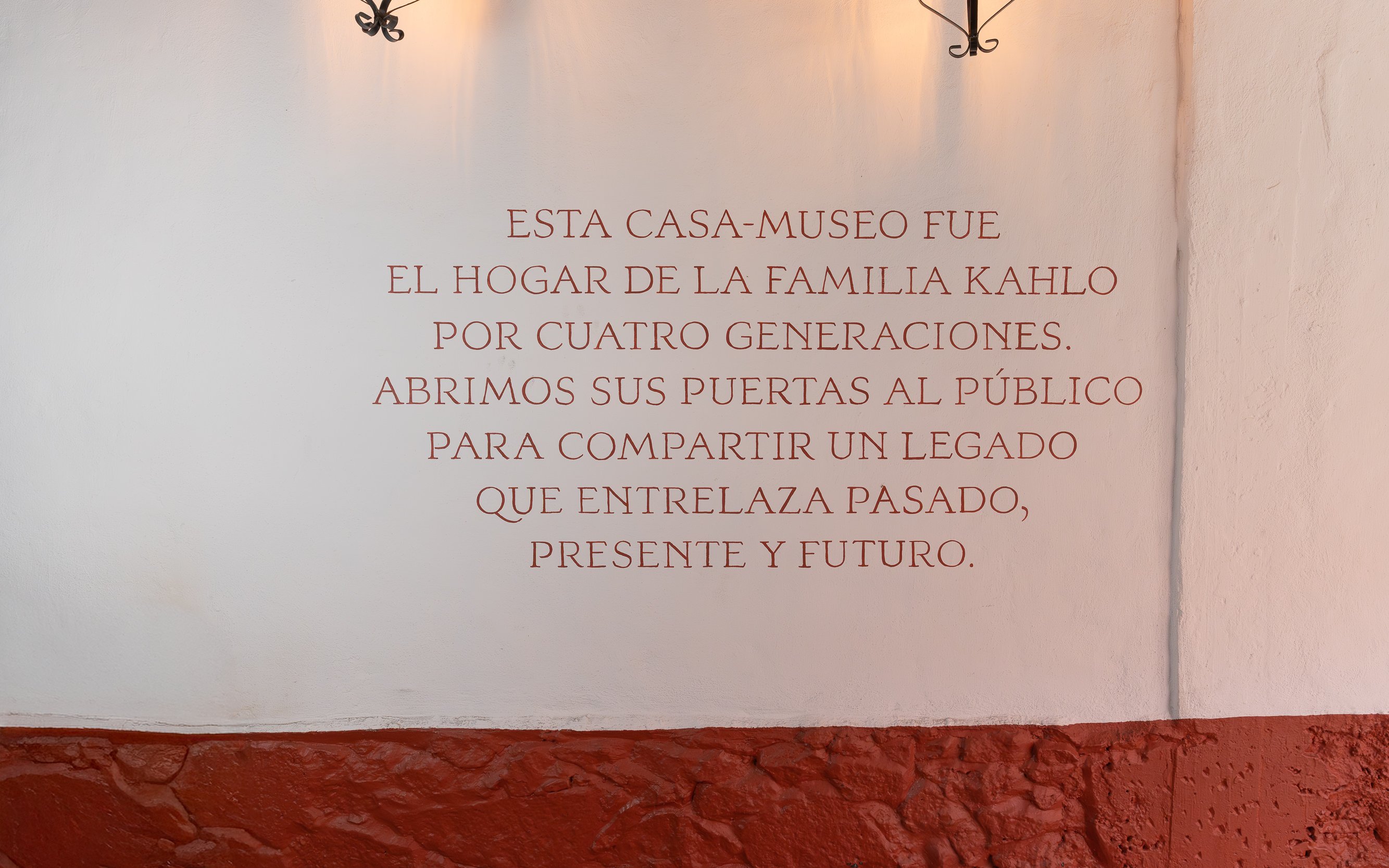 Wall inscription at Museo Casa Kahlo, highlighting its historical significance.