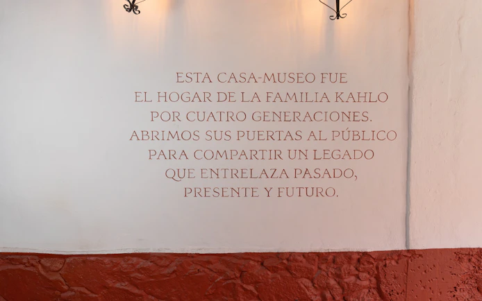 Wall inscription at Museo Casa Kahlo, highlighting its historical significance.