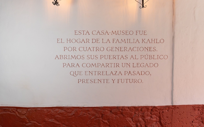 Wall inscription at Museo Casa Kahlo, highlighting its historical significance.