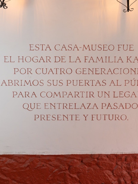 Wall inscription at Museo Casa Kahlo, highlighting its historical significance.
