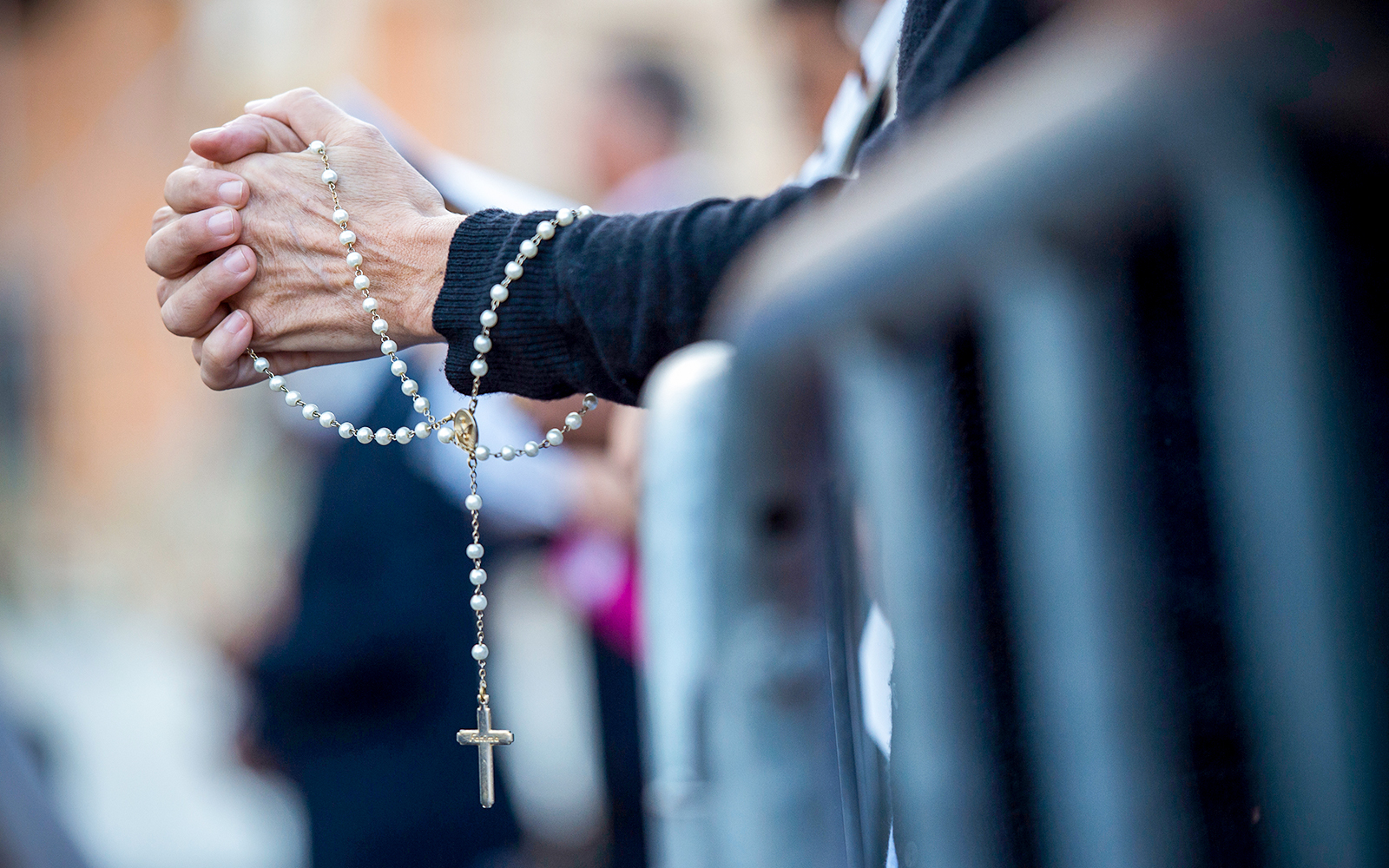 Pilgrim praying at the Archbasilica of St John Lateran during a Vatican Jubilee 2025 mass