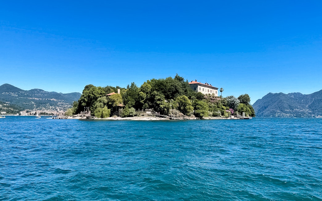 Isole Borromee island view with villa and lush greenery on a Hop-on Hop-off tour.