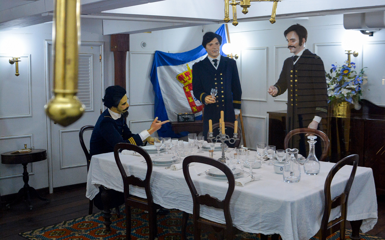 Dining scene with mannequins in naval uniforms aboard Frigate D. Fernando II e Glória.