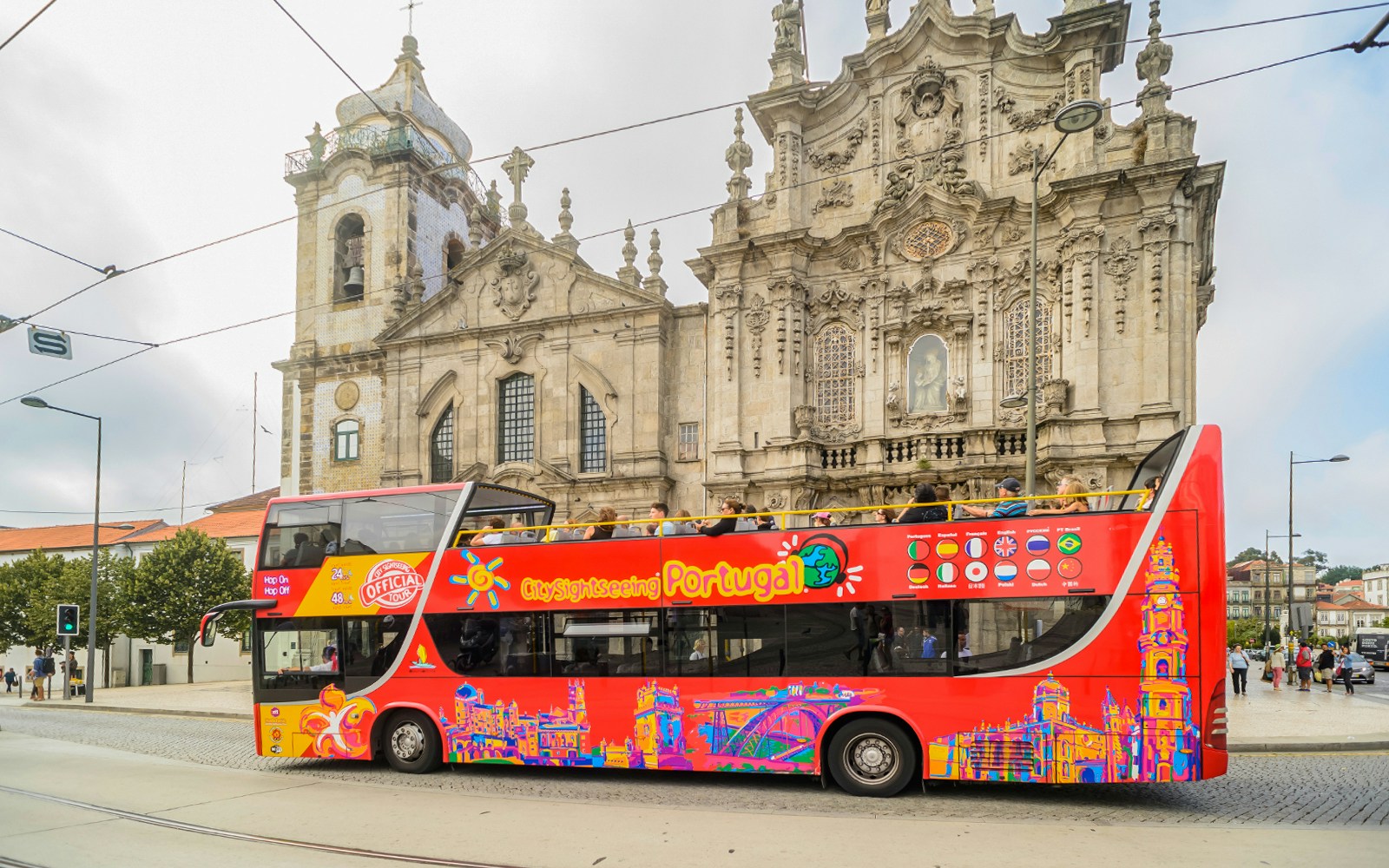 HOHO tour bus in front of Igreja do Carmo