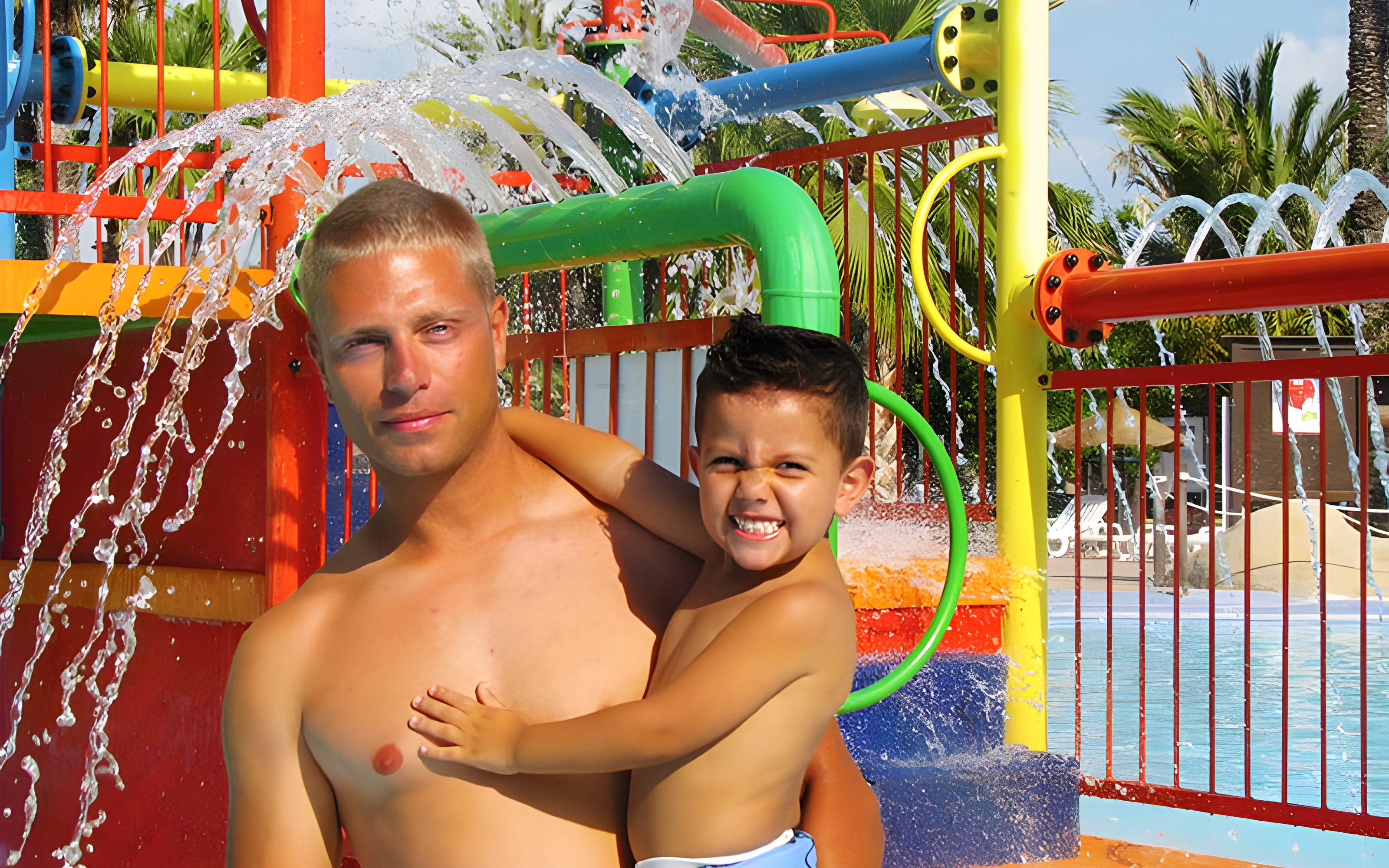 Father and child enjoying water play area at Mini Park in Aquopolis Cullera.