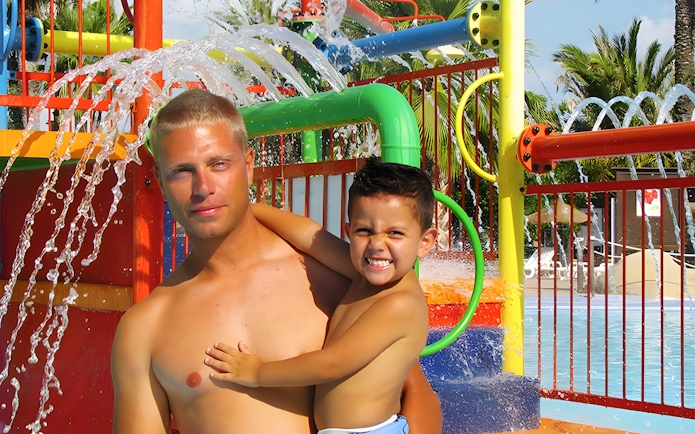 Father and child enjoying water play area at Mini Park in Aquopolis Cullera.