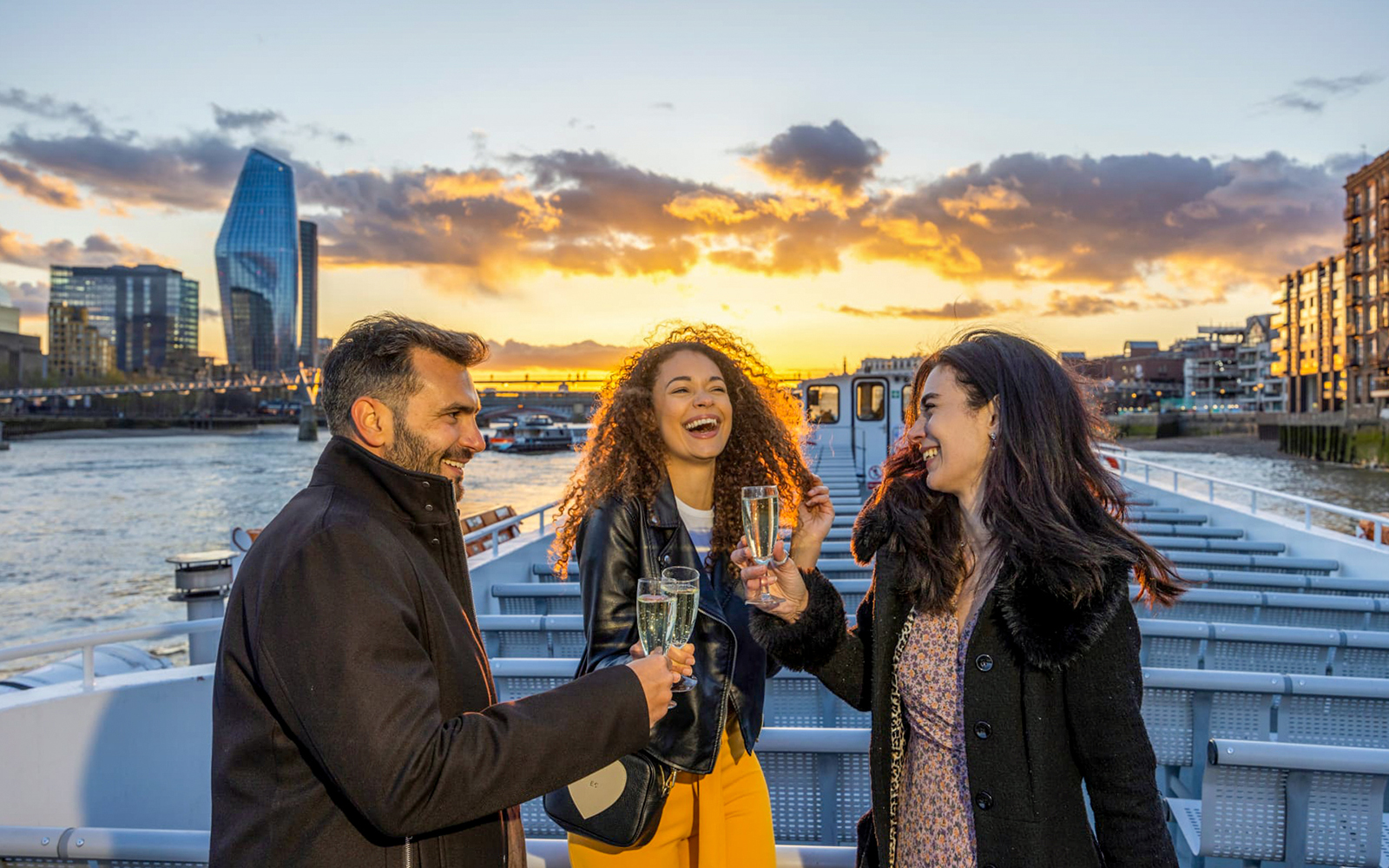 Thames River Evening Cruise with Sunset Views, Sparking Wine & Canapés