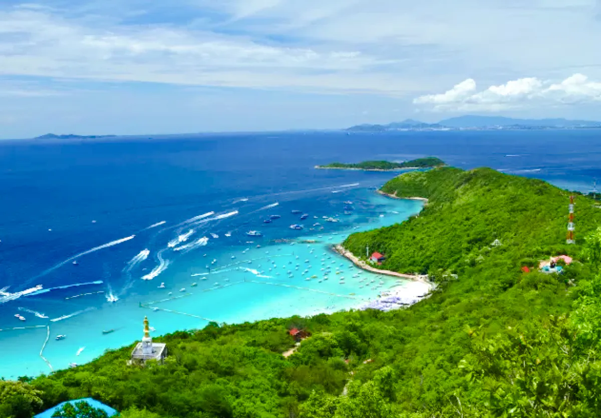 Speedboats and turquoise waters near Coral Island, Pattaya, viewed from above.
