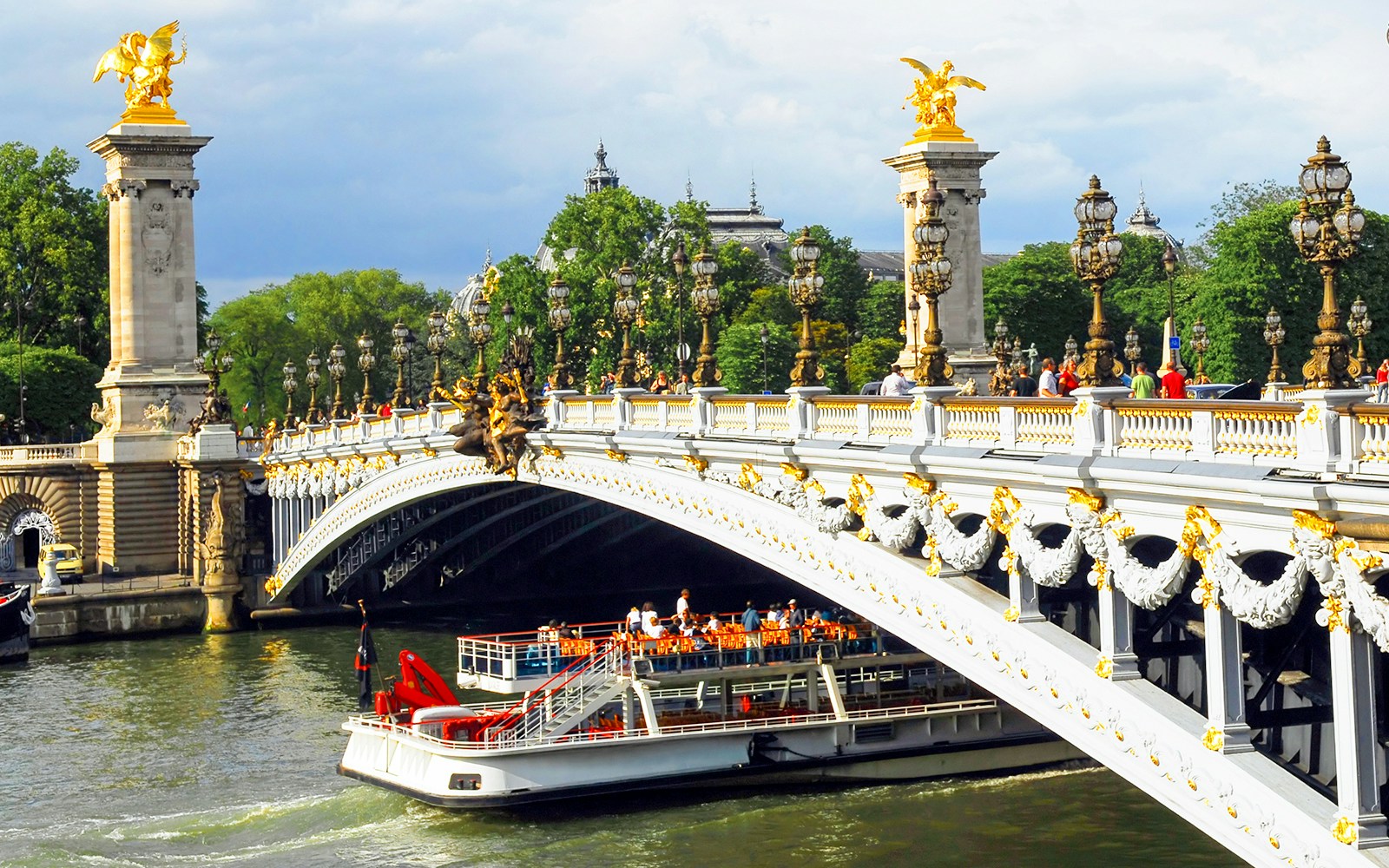 Paris, bateau-mouche passant par le Pont Alexandre III