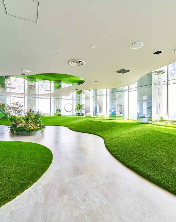 Sunshine 60 Observatory Tenbou Park interior with green turf and plants.