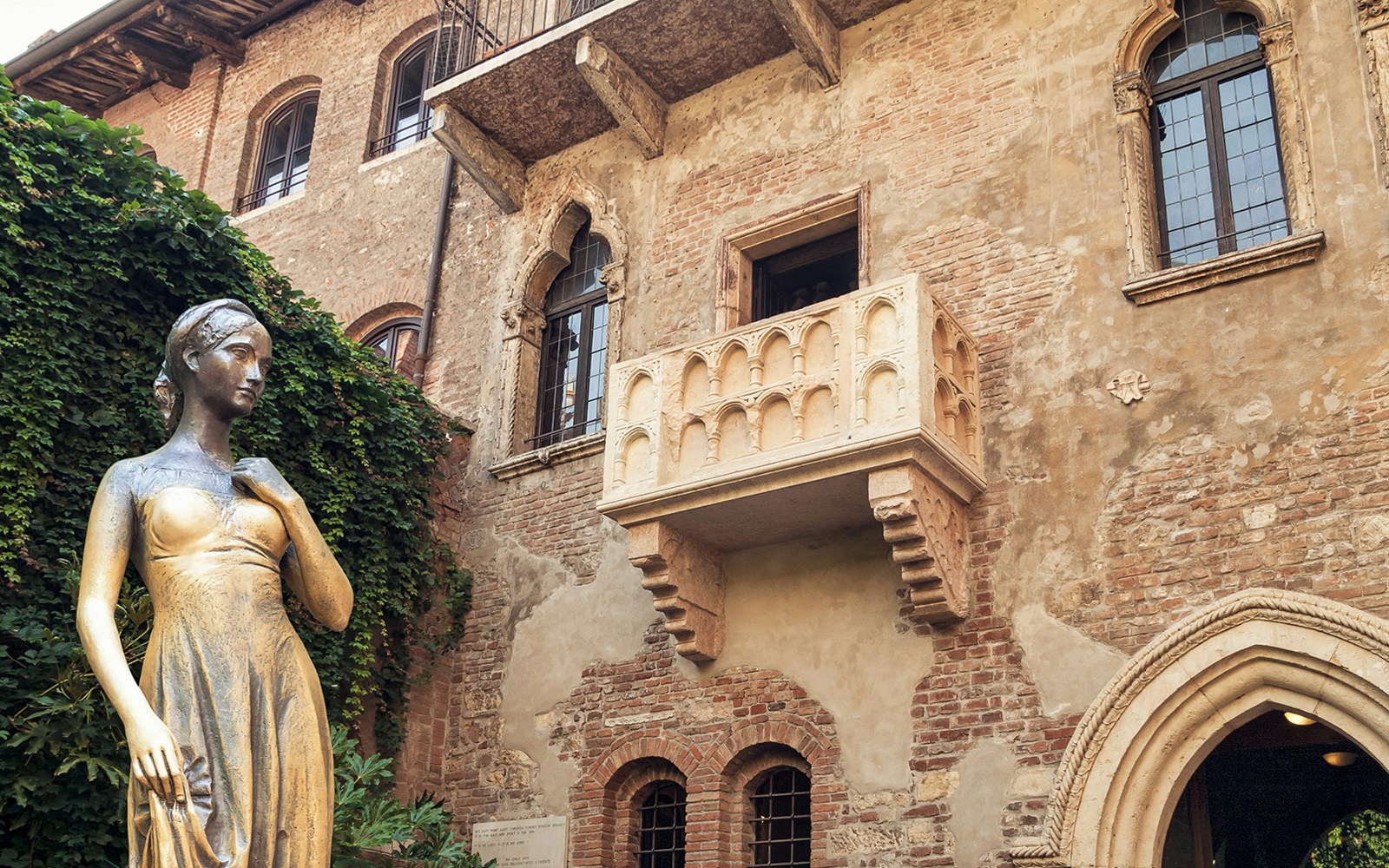 Juliet's balcony and statue in Verona, Italy, featured on a walking tour.