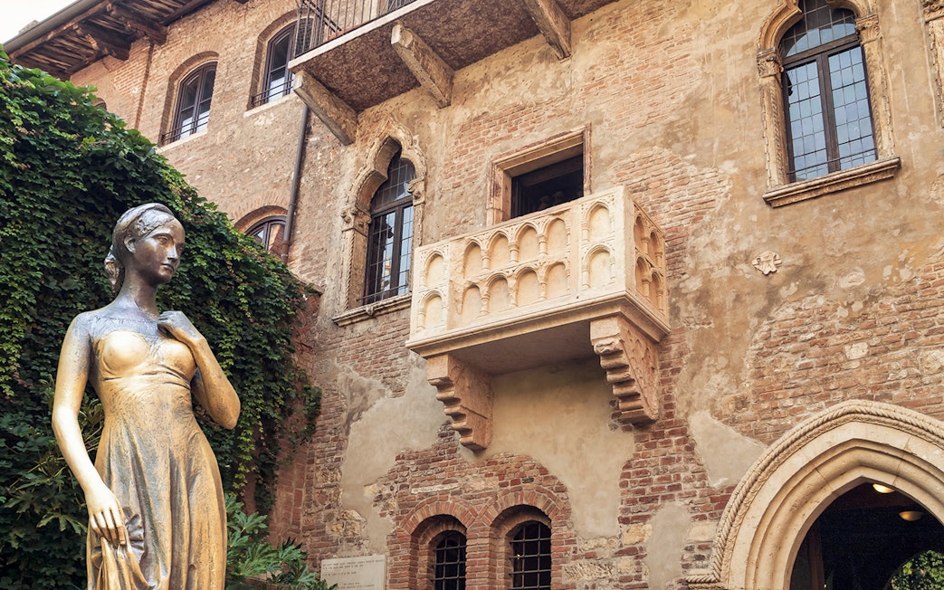 Juliet's balcony and statue in Verona, Italy, featured on a walking tour.