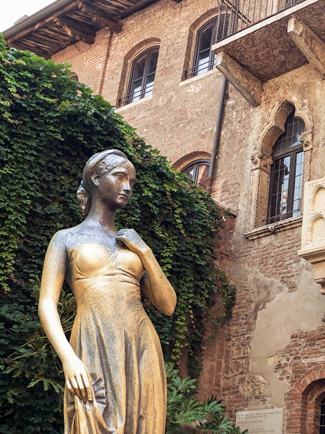Juliet's balcony and statue in Verona, Italy, featured on a walking tour.