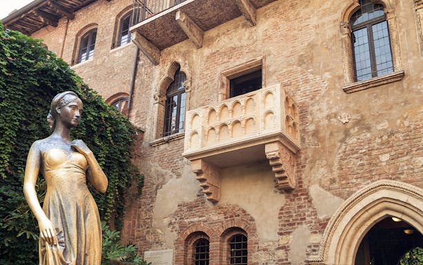 Juliet's balcony and statue in Verona, Italy, featured on a walking tour.